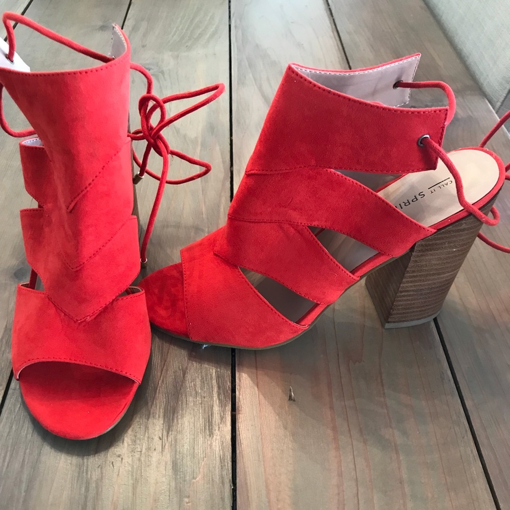 Never worn red suede sandals w/ chunky heel 🔥